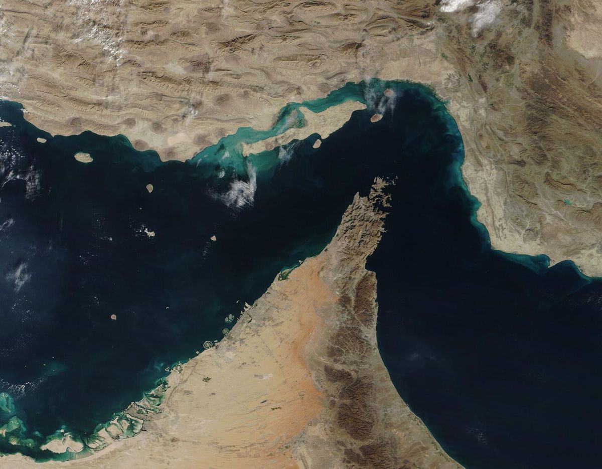 Vista desde satélite del estrecho de Ormuz, entre la península de Musandam y la costa de Irán
