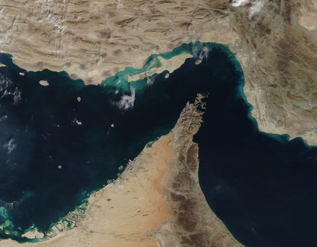 Vista desde satélite del estrecho de Ormuz, entre la península de Musandam y la costa de Irán