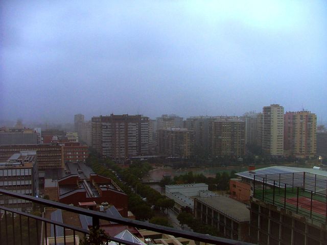 Calle mojada por la lluvia en Valencia