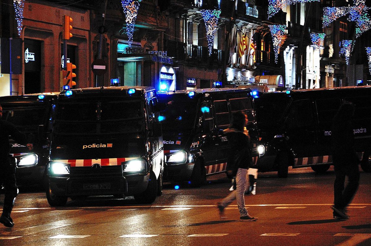 Furgón de los Mossos d'Esquadra en una calle de Barcelona
