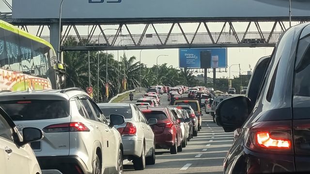 Coches circulando por una autovía española