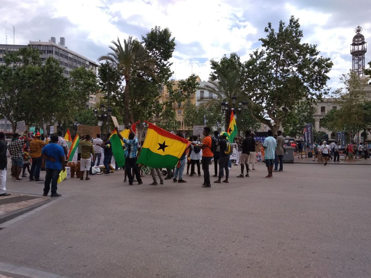 Plaza del Ayuntamiento de València con el edificio consistorial al fondo