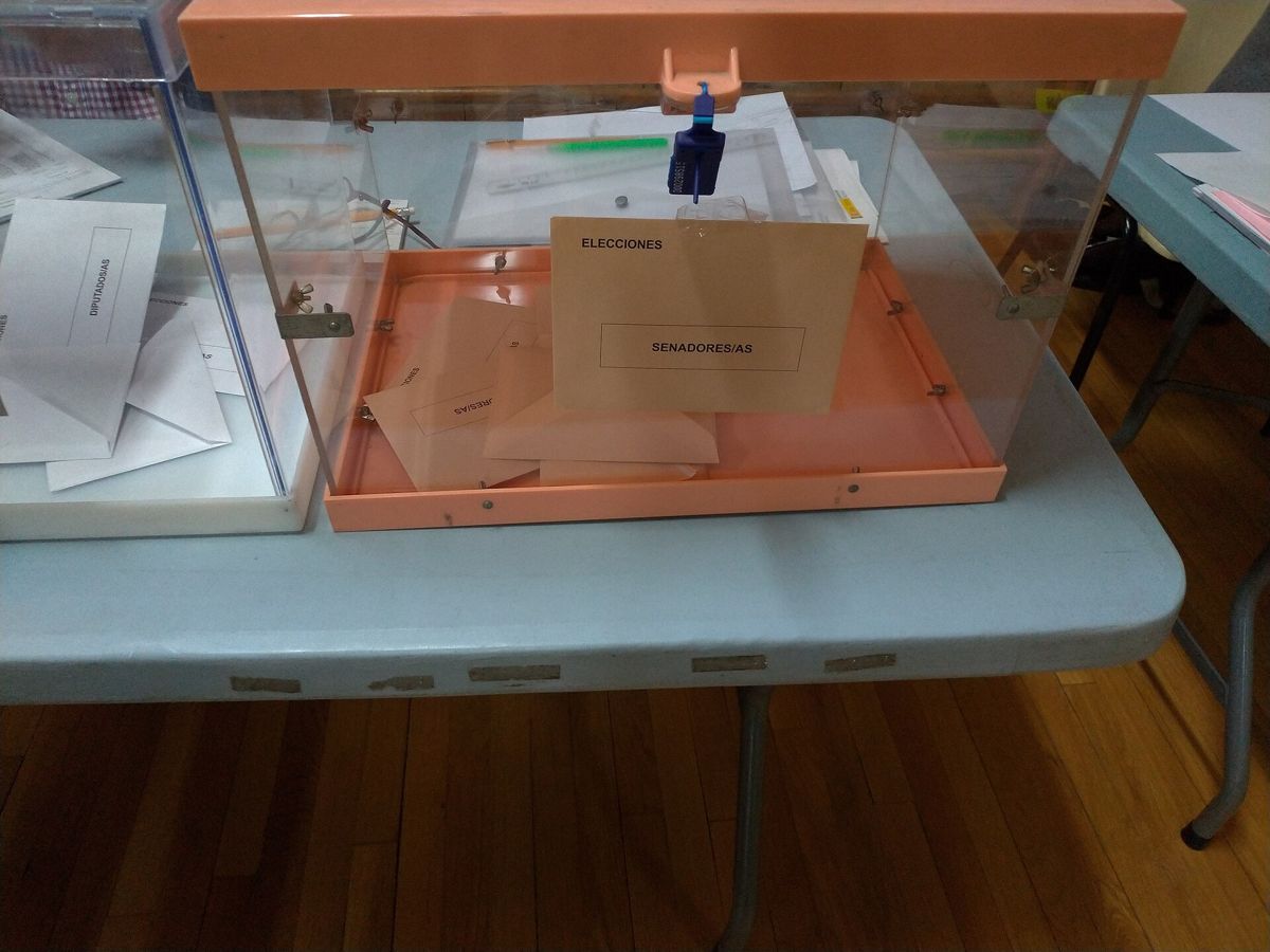 Urna electoral transparente en un colegio electoral
