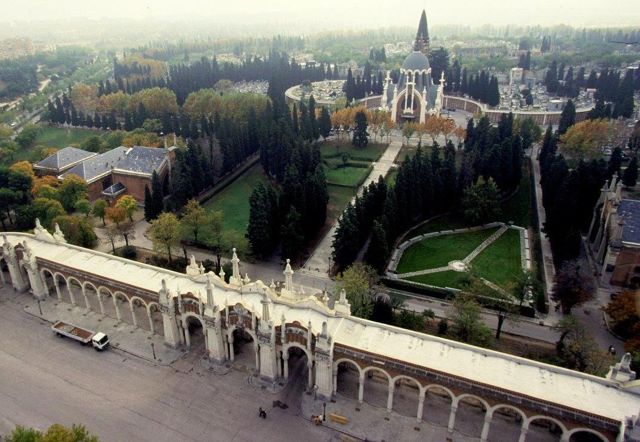 Panteones y lápidas en el cementerio de la Almudena, en Madrid