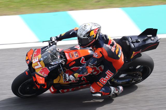 El piloto Pedro Acosta sobre su moto en un circuito