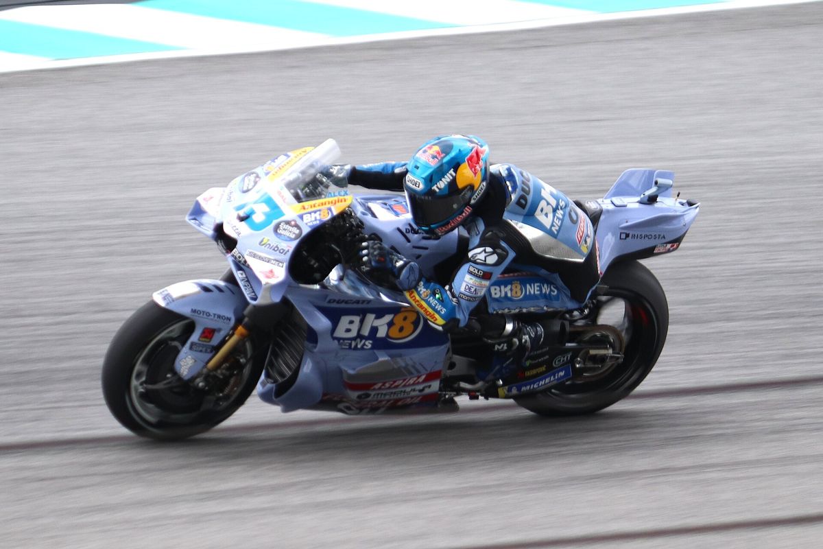 El piloto Àlex Márquez sobre su moto en un circuito