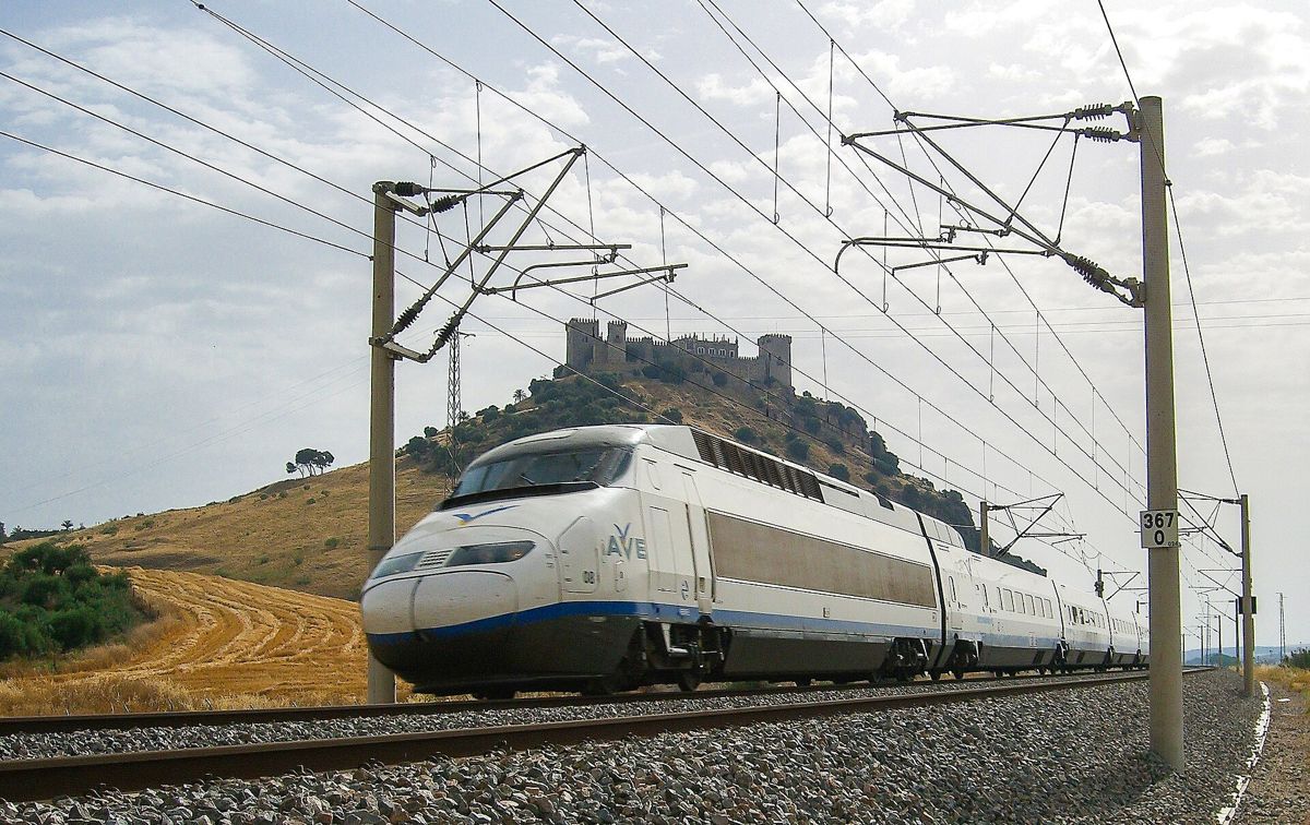 Tren AVE de Renfe en una línea de alta velocidad