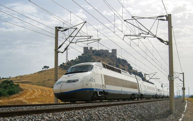 Tren AVE de Renfe en una línea de alta velocidad