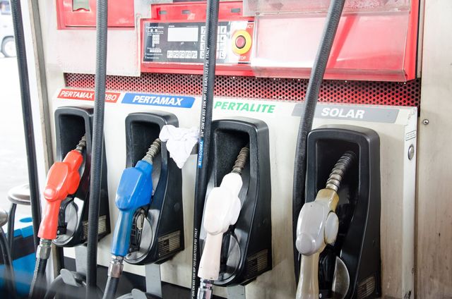 Surtidor de gasóleo en una estación de servicio