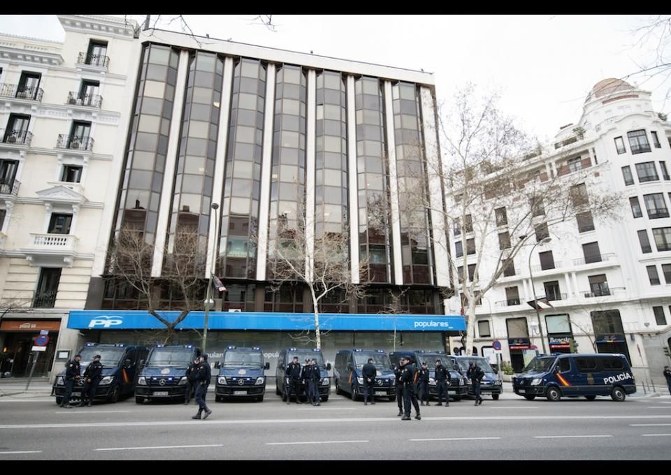 Agentes y vehículos de la Policía Nacional