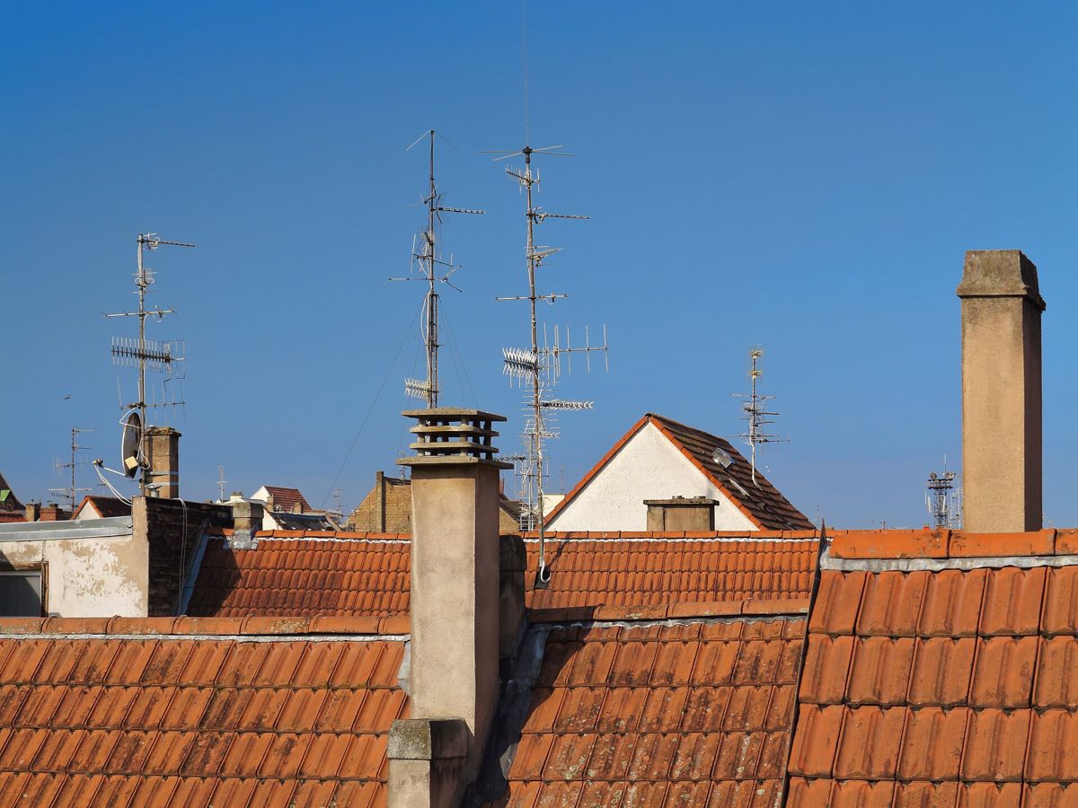 Antena de televisión sobre un tejado