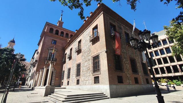 Fachada de la Casa de las Siete Chimeneas, sede del Ministerio de Cultura en Madrid