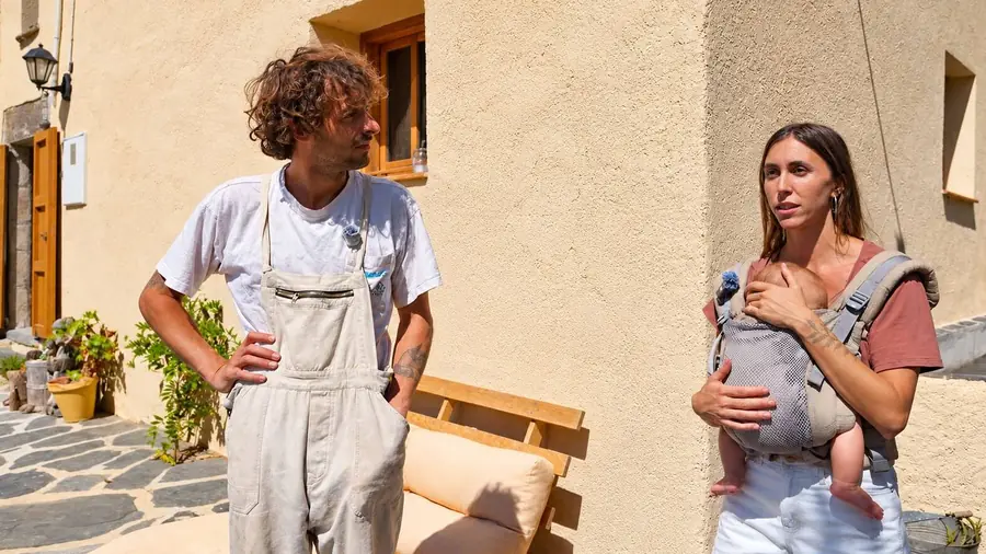 Álex y Paula rehabilitan una masía para vivir con su hija de forma autosuficiente: "Confiar nuestra supervivencia a un sistema que se está cayendo no tiene sentido"