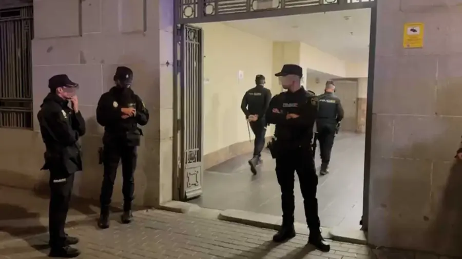 Marlaska manda a la UPR a desalojar a los policías encerrados en Interior mientras permite la acampada de Sol