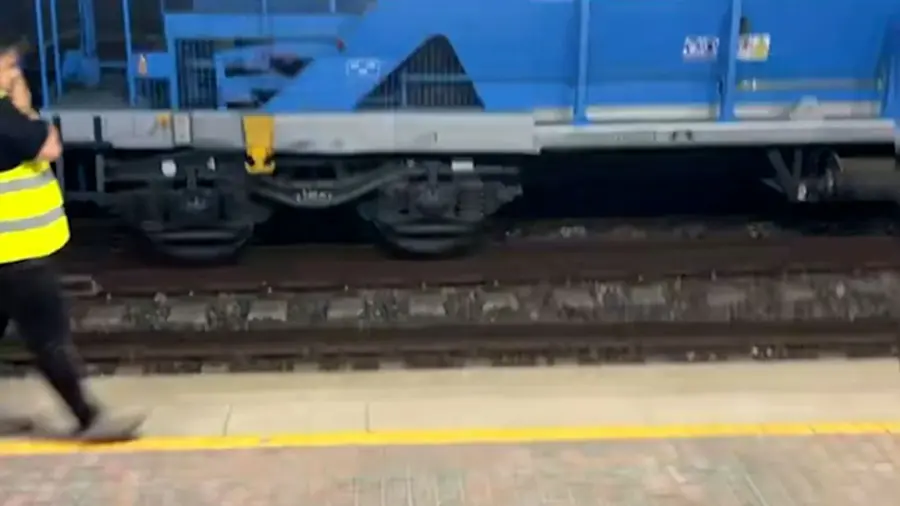 Descarrila un tren de mantenimiento en Sevilla y provoca el corte de una línea de Cercanías