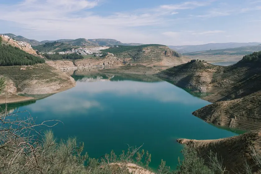 A principios de los 2000, alguien echó un siluro al mayor pantano de Andalucía. Acto seguido, la pesca se desplomó un 76% y sigue sin recuperarse