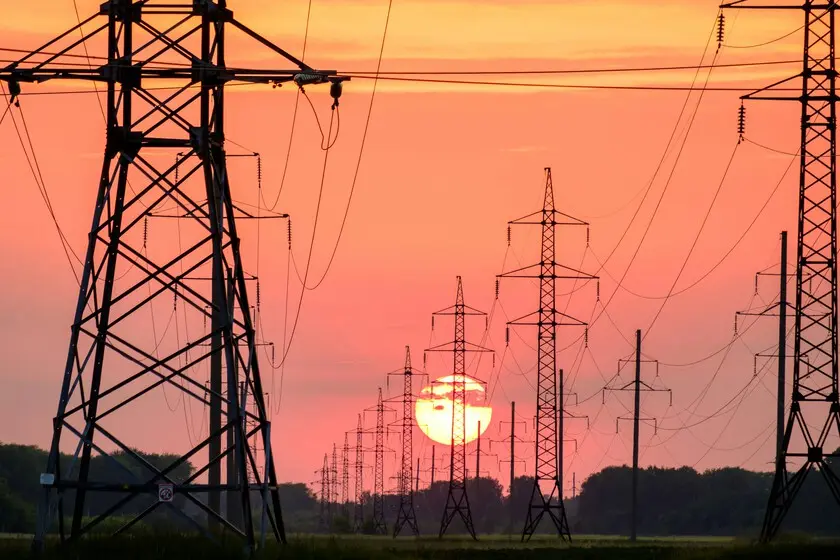 Red Eléctrica está pidiendo a sus centrales eléctricas que no se apaguen ni para hacer mantenimiento. Es una señal de lo tensionado que está el sistema