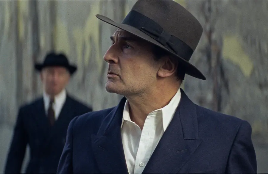 Le film événement sur les dix derniers jours du chef de la Résistance : notre critique de Moulin, incarné par Gilles Lellouche