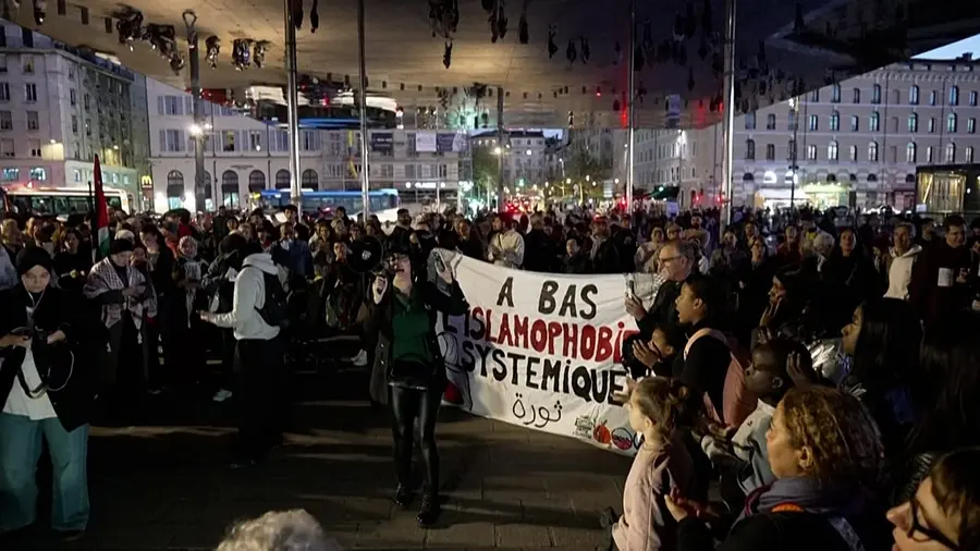 France : manifestation antiraciste à Marseille après la fusillade de Trappes