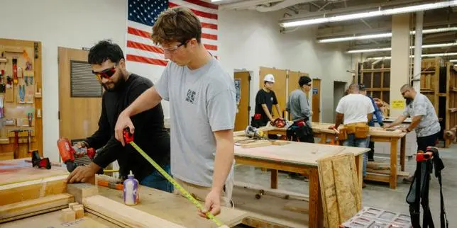 « L’IA ne va pas aller sous les maisons pour installer des tuyaux » : aux Etats-Unis, le nouvel attrait pour les formations aux métiers manuels