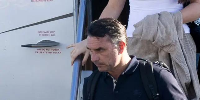 En fuite aux Etats-Unis, Flavio Bolsonaro assure être le « leader » du Brésil