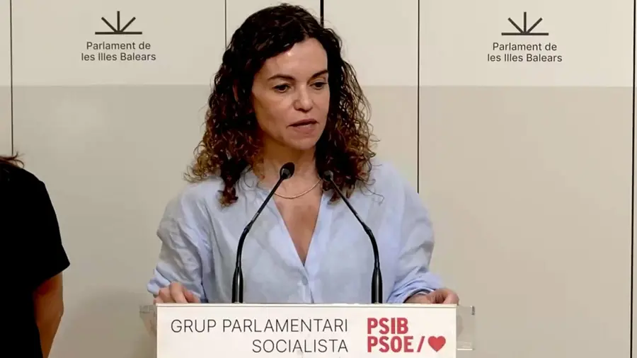 La socialista Rosario Sánchez okupa indebidamente la sala de prensa del Parlament para hacer oposición al PP sin ser diputada