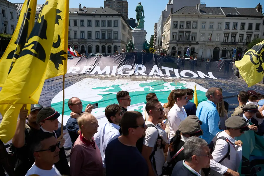 «Remigration» : comment le concept raciste et radical a gagné (presque) toute l’extrême droite européenne