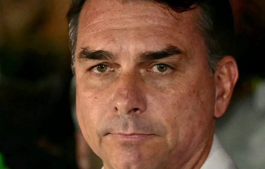 Flavio Bolsonaro et sa famille en vol vers l'Équateur depuis l'Argentine, annoncent les autorités argentines