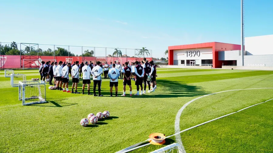 El Sevilla guarda un minuto de silencio «en memoria de las víctimas del trágico accidente ferroviario»