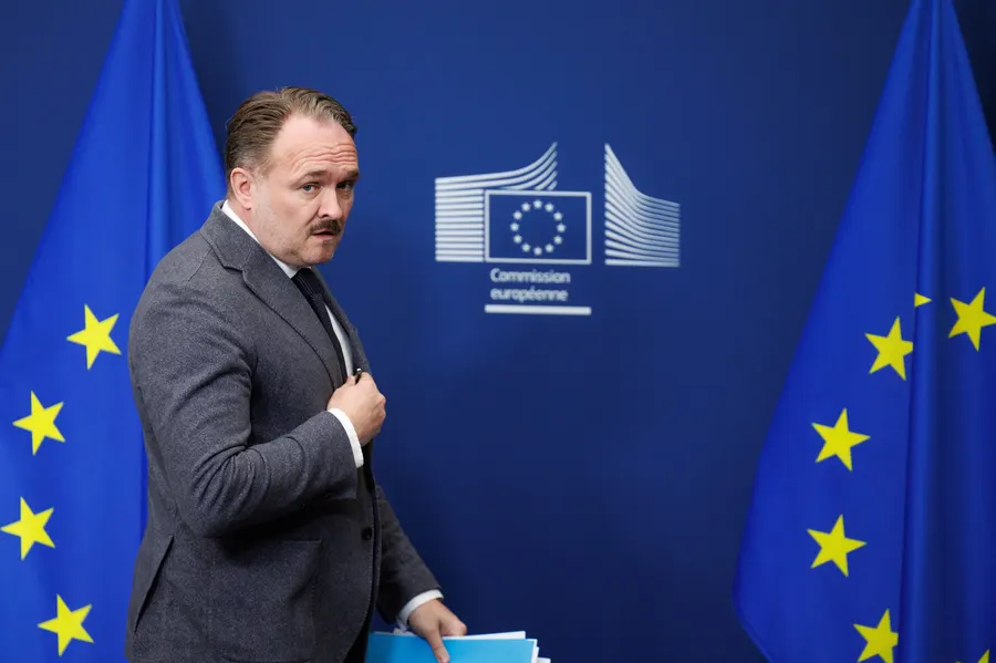 Bruselas busca aumentar la capacidad de las refinerías europeas para frenar los precios de los combustibles